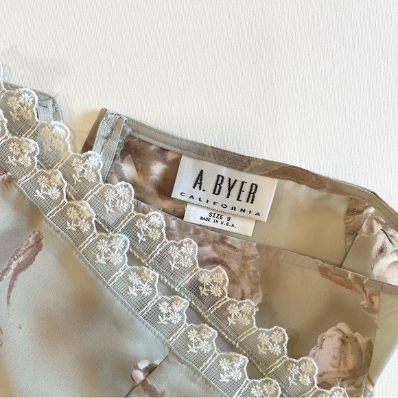 Vintage Floral Print Mini Skirt with Lace Trim - Picture 3 of 3